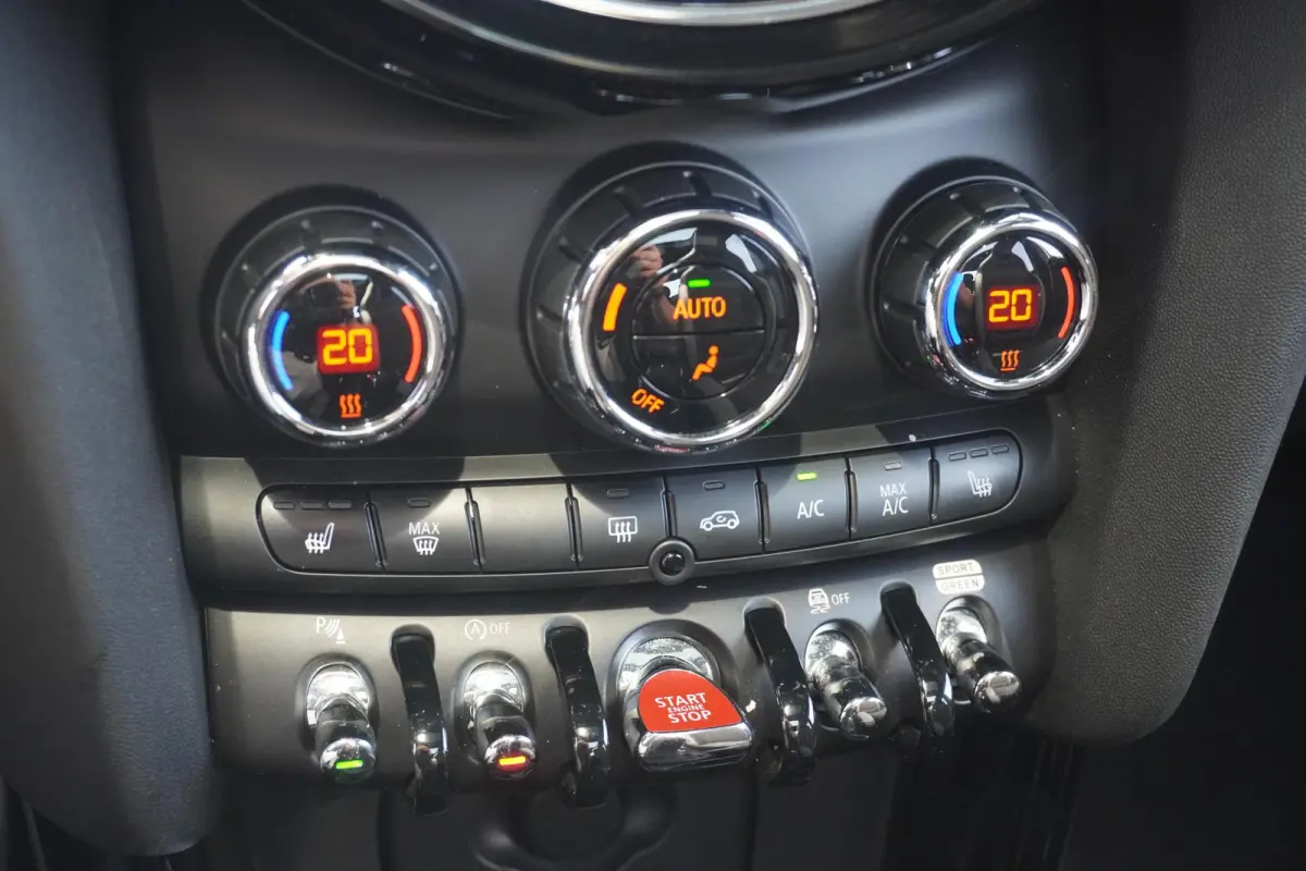 Cooper John Cooper Works Uitvoering | Harman Kardon | Panoramadak | Driving Assistant | Achteruitrijcamera | Stoel & Stuur verwarming