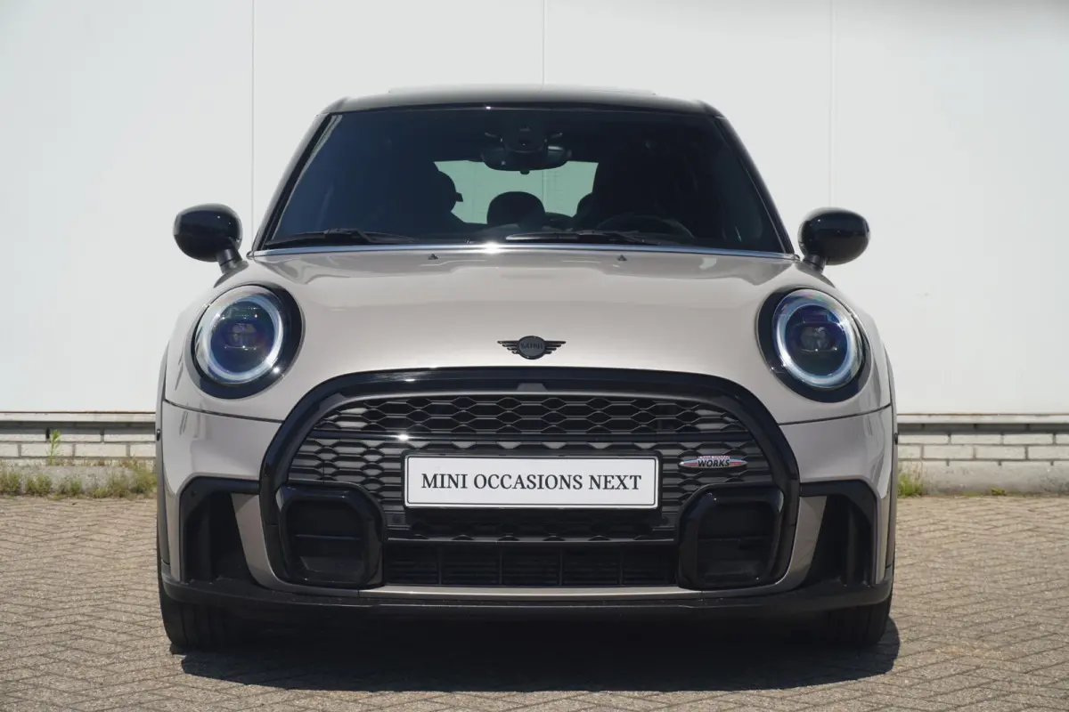 Cooper John Cooper Works Uitvoering | Harman Kardon | Panoramadak | Driving Assistant | Achteruitrijcamera | Stoel & Stuur verwarming