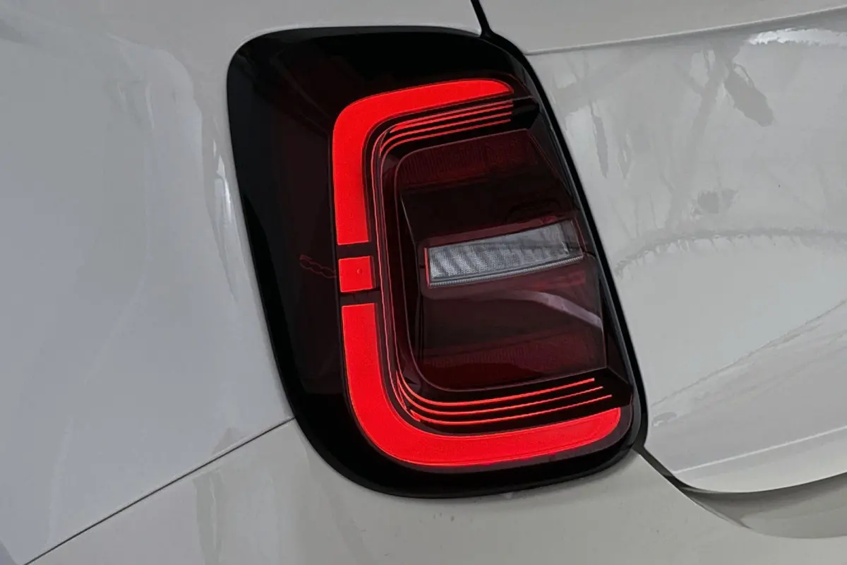 Icon 42 kWh Stoelverwarming 17'' Diamantfinish Velgen Cruise control