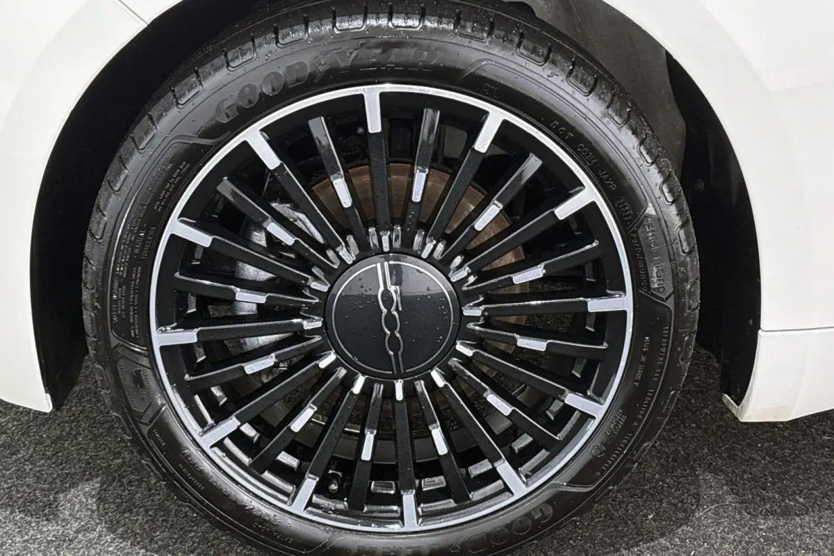 Icon 42 kWh Stoelverwarming 17'' Diamantfinish Velgen Cruise control