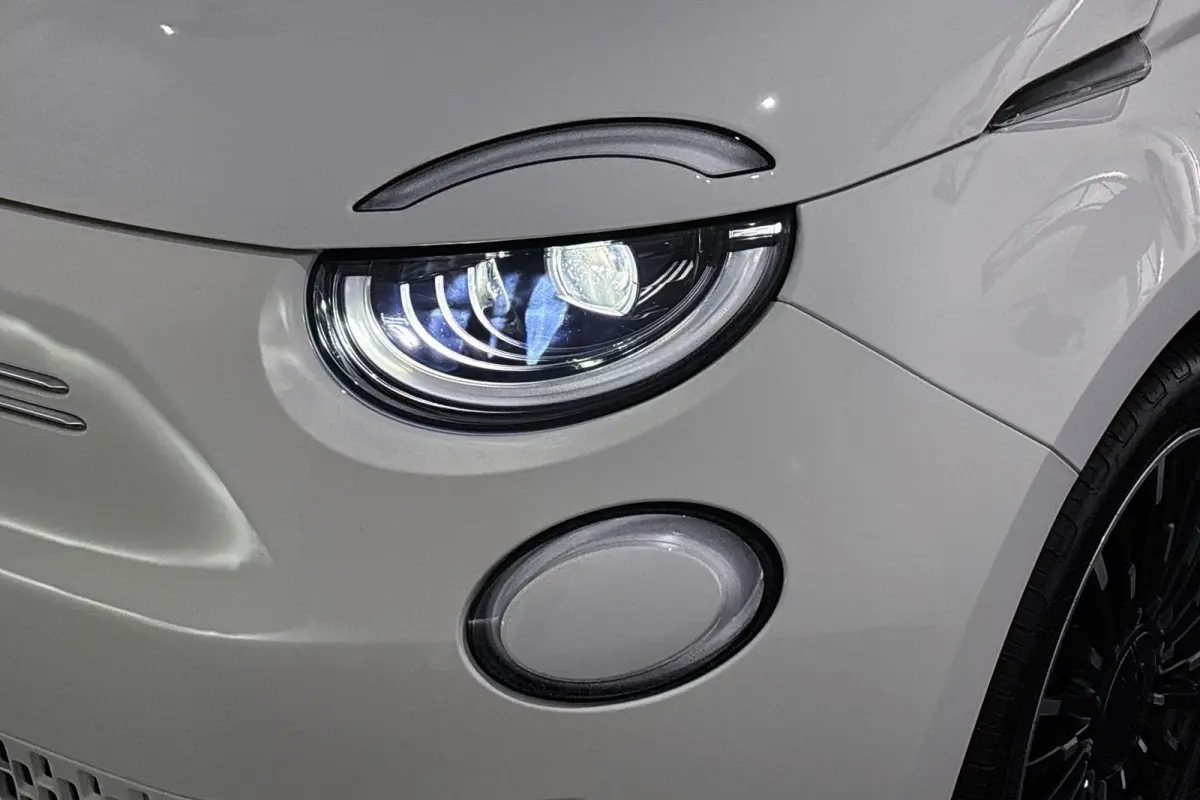 Icon 42 kWh Stoelverwarming 17'' Diamantfinish Velgen Cruise control