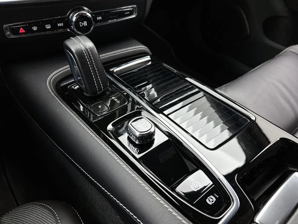 2.0 Recharge T6 AWD R-Design | Automaat | Apple Carplay / Android Auto | Achteruitrijcamera | Parkeersensoren | Stoelverwarming | Stuurverwarming |