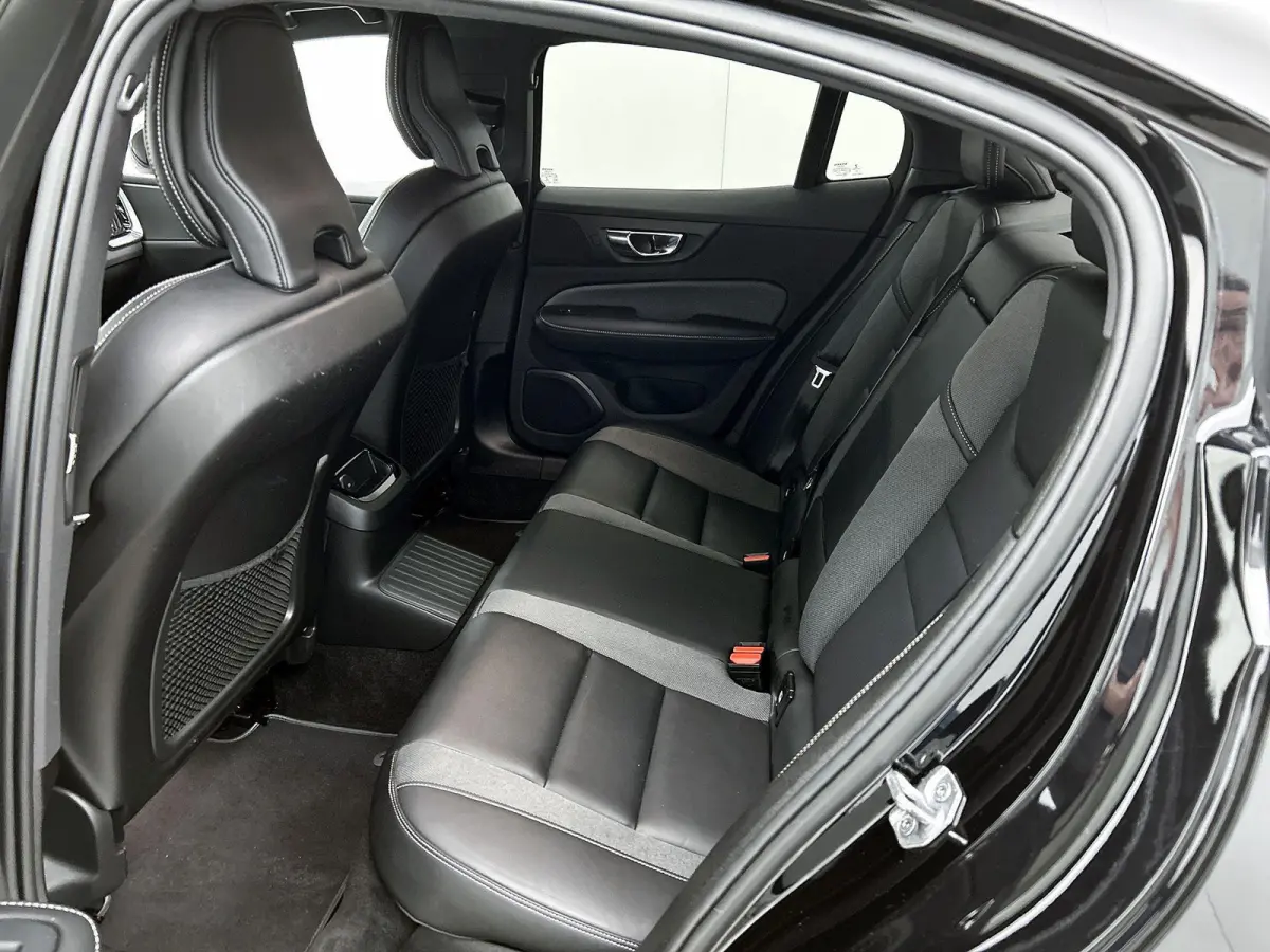 2.0 Recharge T6 AWD R-Design | Automaat | Apple Carplay / Android Auto | Achteruitrijcamera | Parkeersensoren | Stoelverwarming | Stuurverwarming |
