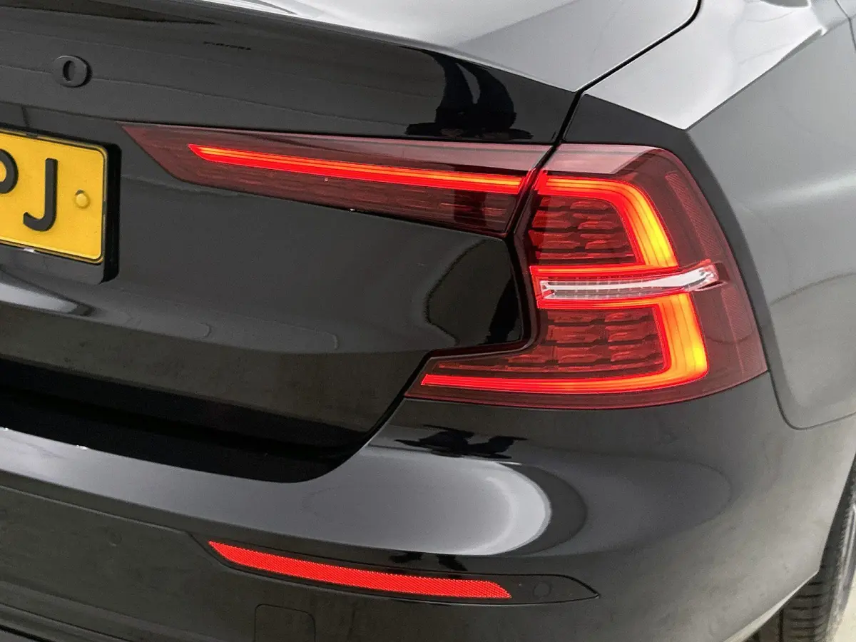 2.0 Recharge T6 AWD R-Design | Automaat | Apple Carplay / Android Auto | Achteruitrijcamera | Parkeersensoren | Stoelverwarming | Stuurverwarming |