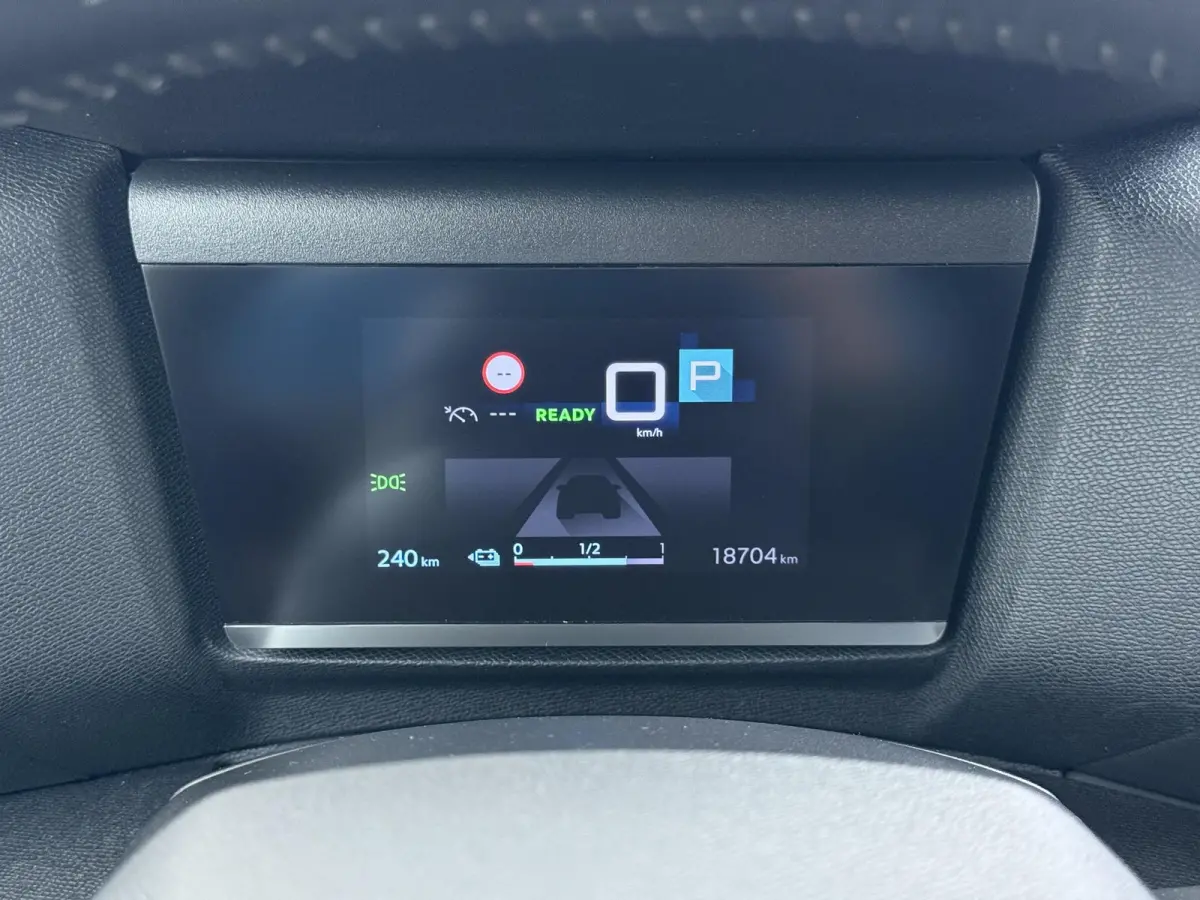 You 50 kWh | Accu 99% | 3-Fase | Camera achter | Navigatie via Apple Carplay en Android auto | Automatische airco | Lichtmetalen velgen | Cruise control