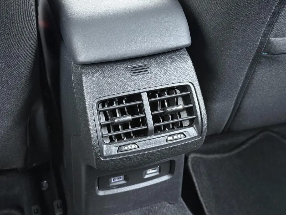 You 50 kWh | Accu 99% | 3-Fase | Camera achter | Navigatie via Apple Carplay en Android auto | Automatische airco | Lichtmetalen velgen | Cruise control