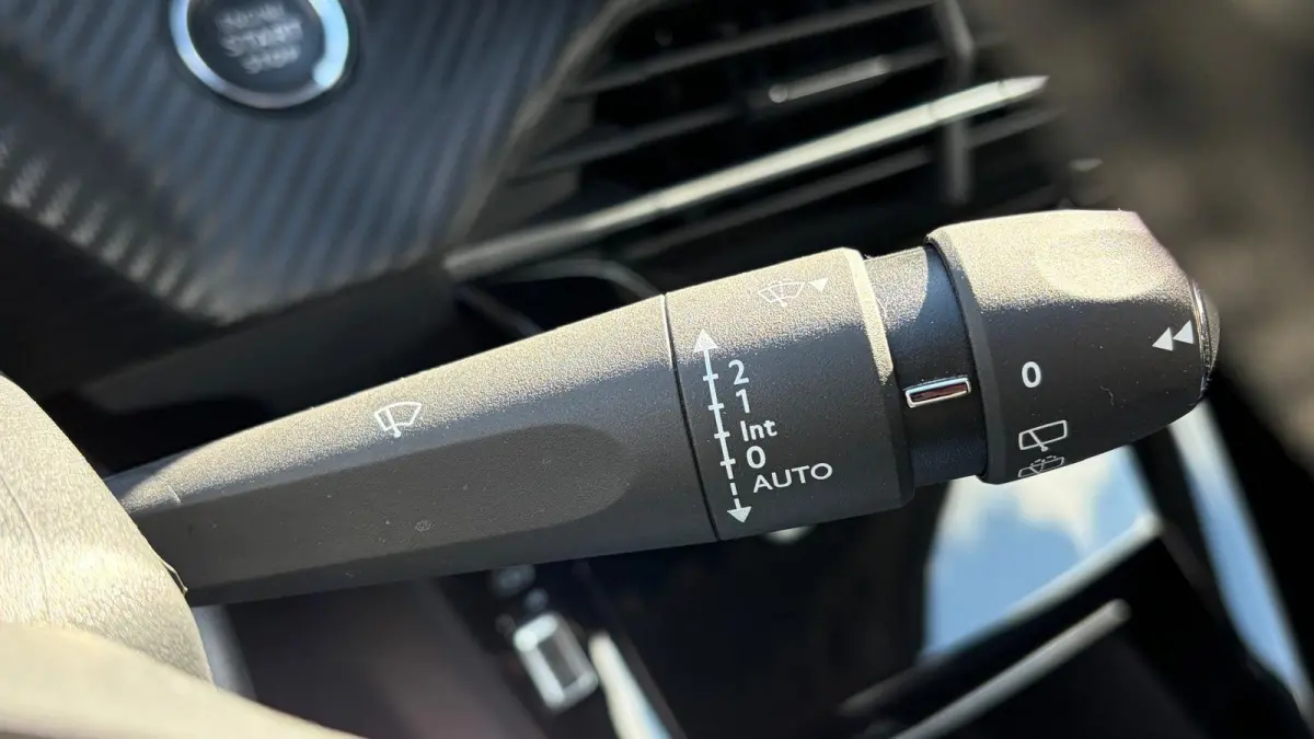 1.2 PURETECH 100PK ALLURE / NAVI / LEDER / CLIMA / PDC / 16" LMV / CAMERA / ADAPT. CRUISECONTROL / I-COCKPIT / FULL-LED / 1E EIGENAAR / NIEUWSTAAT !!