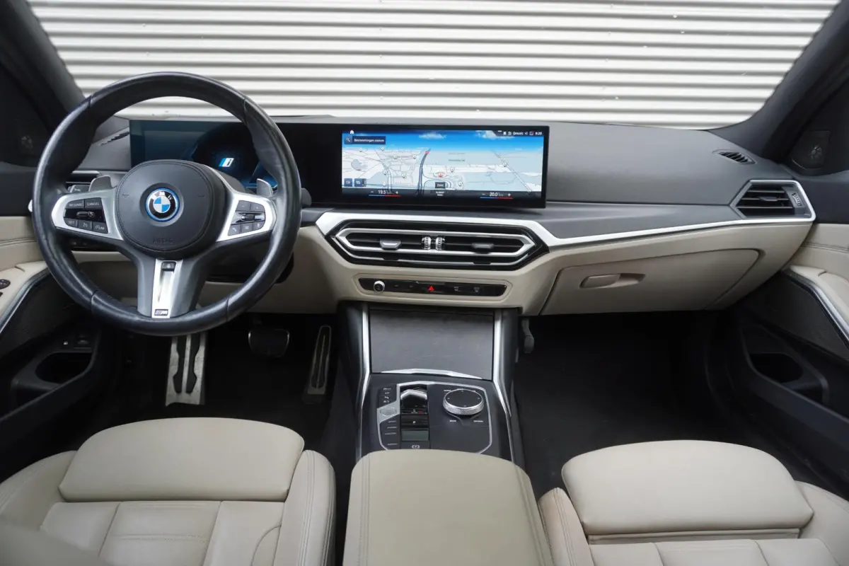 320e | M Sportpakket | Comfort Pack | Trekhaak met elektrisch wegklapbare kogel | Glazen panoramadak | HIFI System Harman Kardon | Stuurwielrand verwarmd