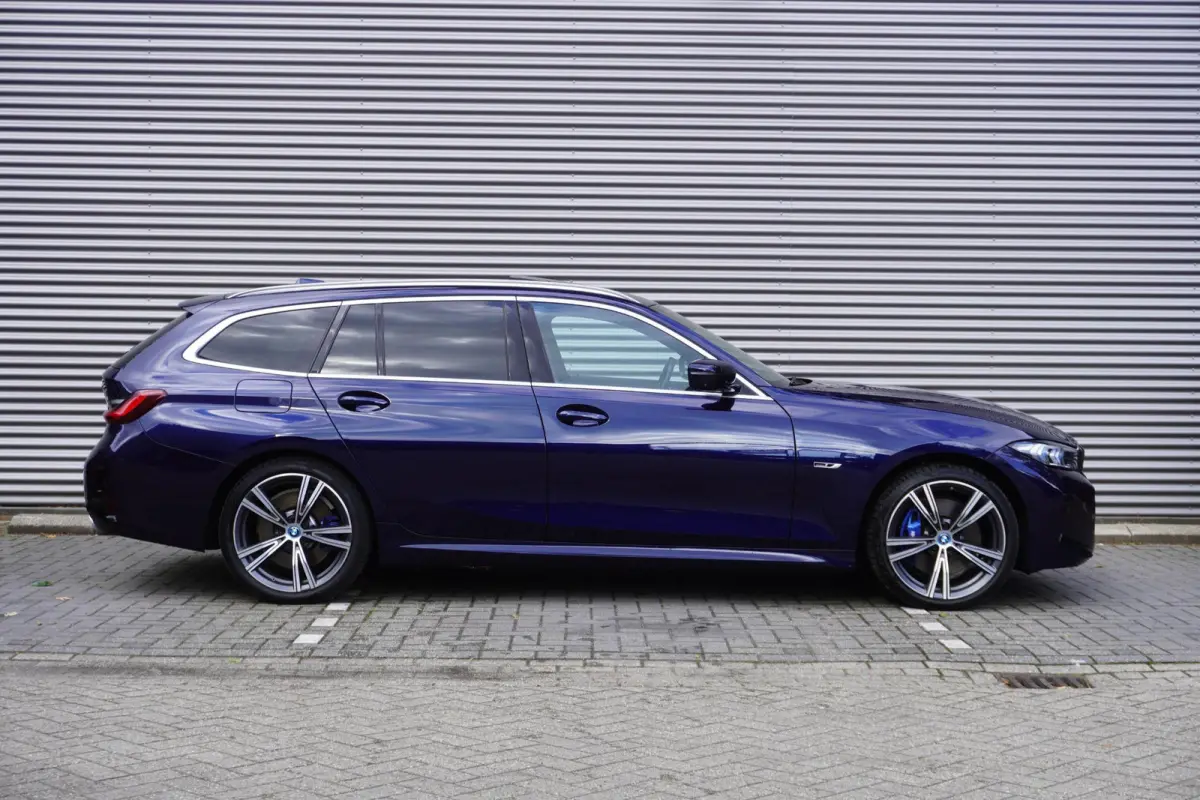 320e | M Sportpakket | Comfort Pack | Trekhaak met elektrisch wegklapbare kogel | Glazen panoramadak | HIFI System Harman Kardon | Stuurwielrand verwarmd