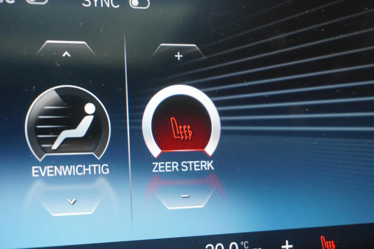 320e | M Sportpakket | Comfort Pack | Trekhaak met elektrisch wegklapbare kogel | Glazen panoramadak | HIFI System Harman Kardon | Stuurwielrand verwarmd