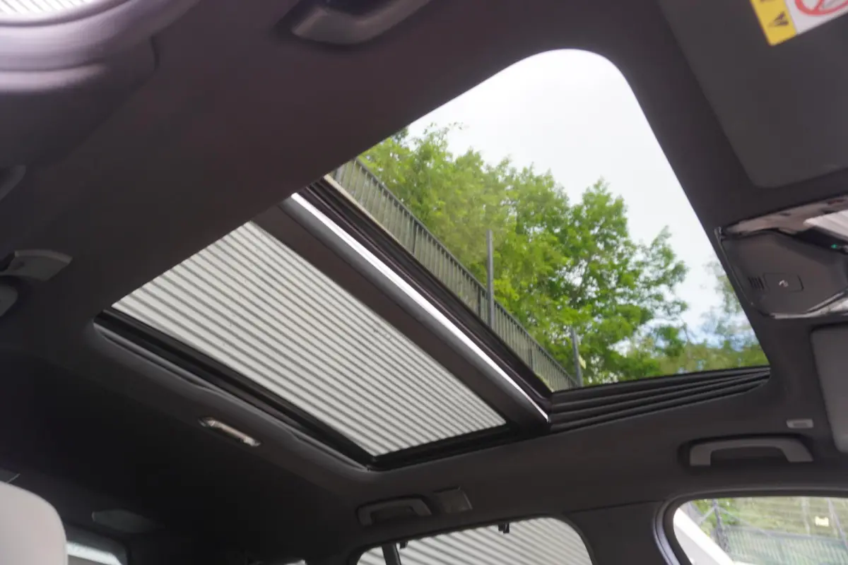 320e | M Sportpakket | Comfort Pack | Trekhaak met elektrisch wegklapbare kogel | Glazen panoramadak | HIFI System Harman Kardon | Stuurwielrand verwarmd