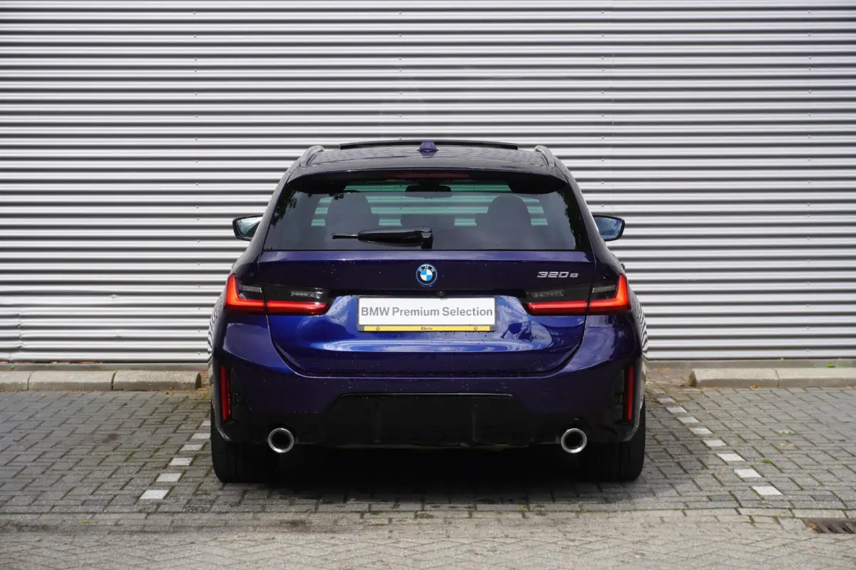 320e | M Sportpakket | Comfort Pack | Trekhaak met elektrisch wegklapbare kogel | Glazen panoramadak | HIFI System Harman Kardon | Stuurwielrand verwarmd
