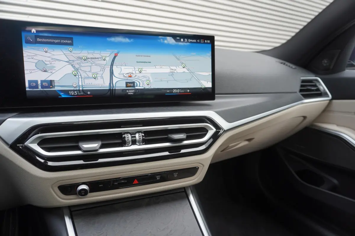 320e | M Sportpakket | Comfort Pack | Trekhaak met elektrisch wegklapbare kogel | Glazen panoramadak | HIFI System Harman Kardon | Stuurwielrand verwarmd