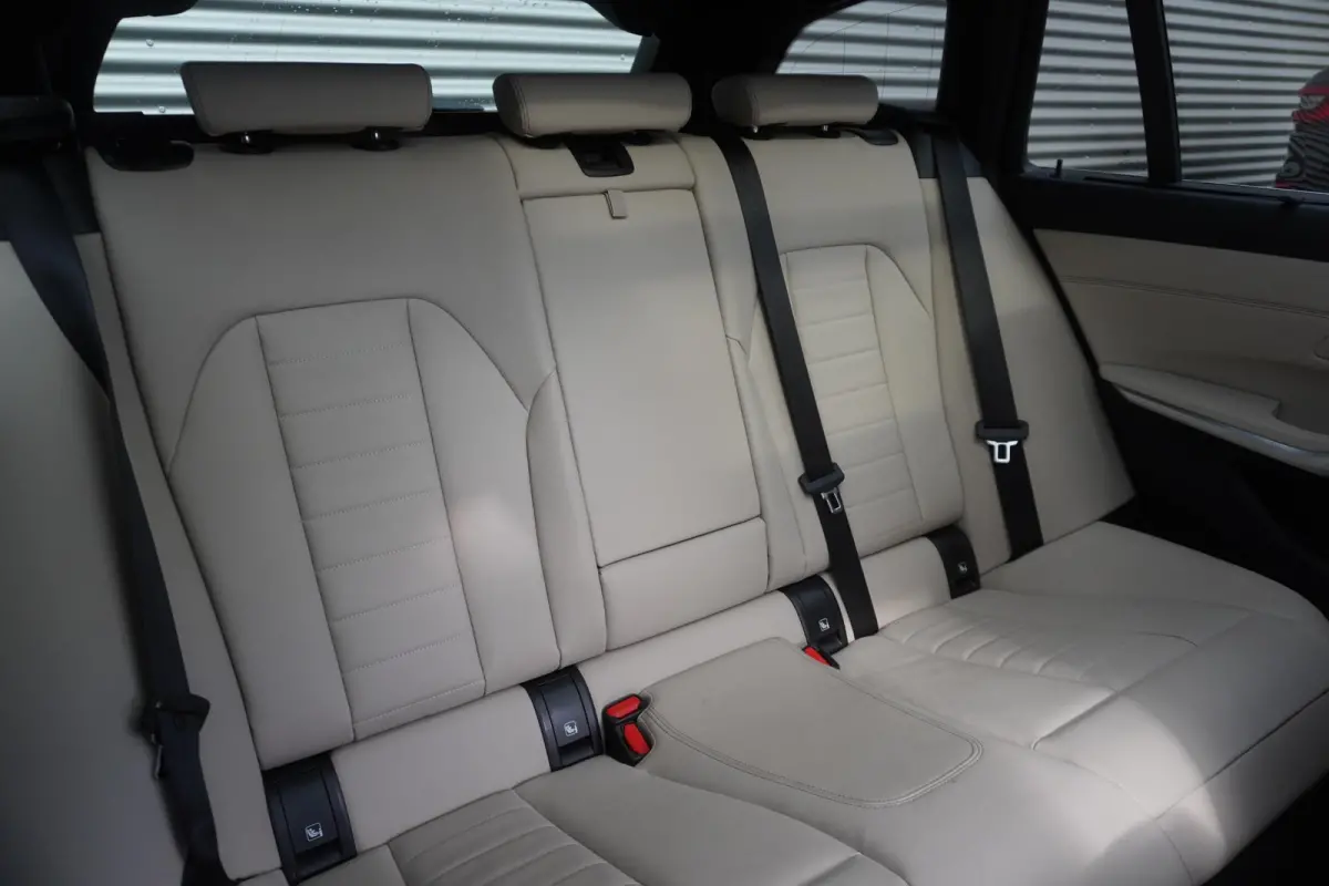 320e | M Sportpakket | Comfort Pack | Trekhaak met elektrisch wegklapbare kogel | Glazen panoramadak | HIFI System Harman Kardon | Stuurwielrand verwarmd