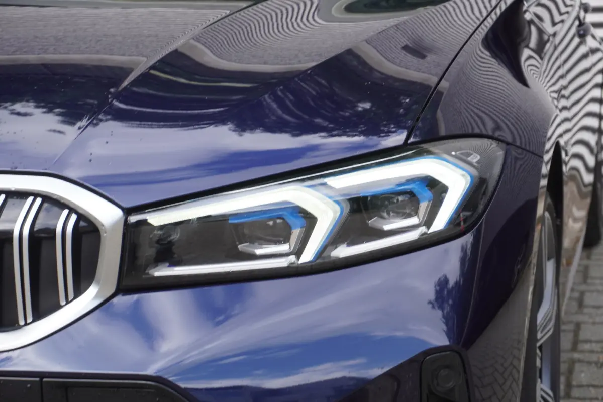 320e | M Sportpakket | Comfort Pack | Trekhaak met elektrisch wegklapbare kogel | Glazen panoramadak | HIFI System Harman Kardon | Stuurwielrand verwarmd