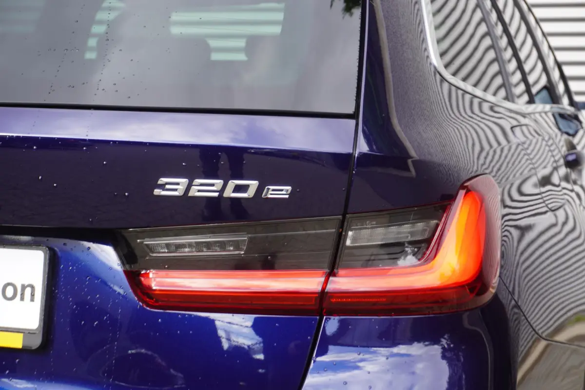 320e | M Sportpakket | Comfort Pack | Trekhaak met elektrisch wegklapbare kogel | Glazen panoramadak | HIFI System Harman Kardon | Stuurwielrand verwarmd