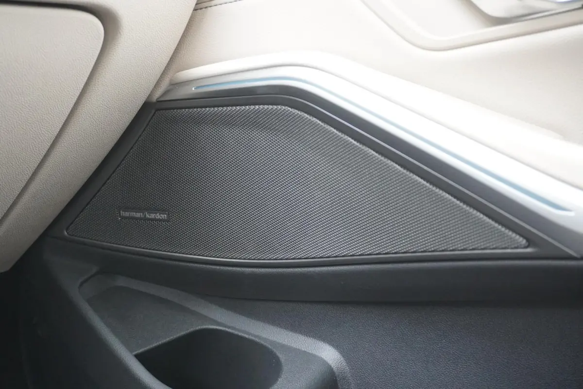 320e | M Sportpakket | Comfort Pack | Trekhaak met elektrisch wegklapbare kogel | Glazen panoramadak | HIFI System Harman Kardon | Stuurwielrand verwarmd