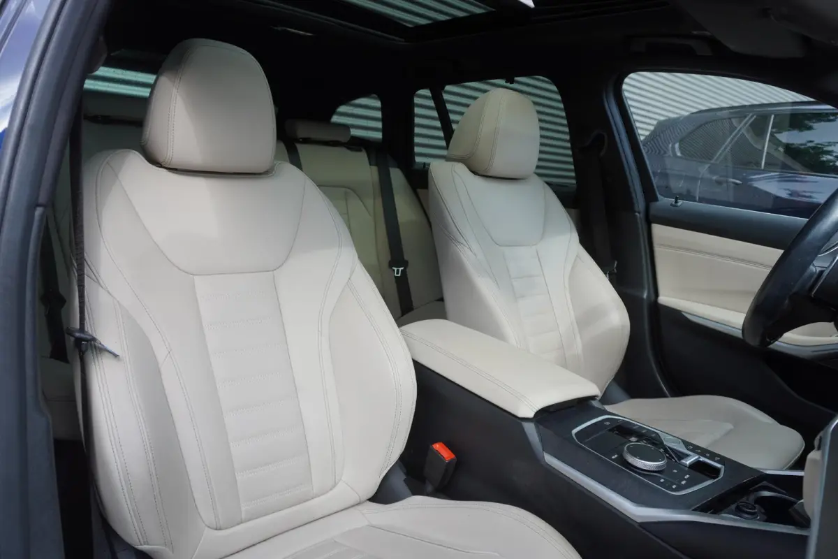 320e | M Sportpakket | Comfort Pack | Trekhaak met elektrisch wegklapbare kogel | Glazen panoramadak | HIFI System Harman Kardon | Stuurwielrand verwarmd