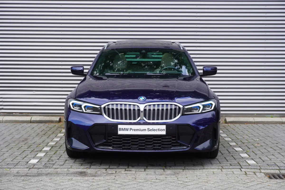 320e | M Sportpakket | Comfort Pack | Trekhaak met elektrisch wegklapbare kogel | Glazen panoramadak | HIFI System Harman Kardon | Stuurwielrand verwarmd
