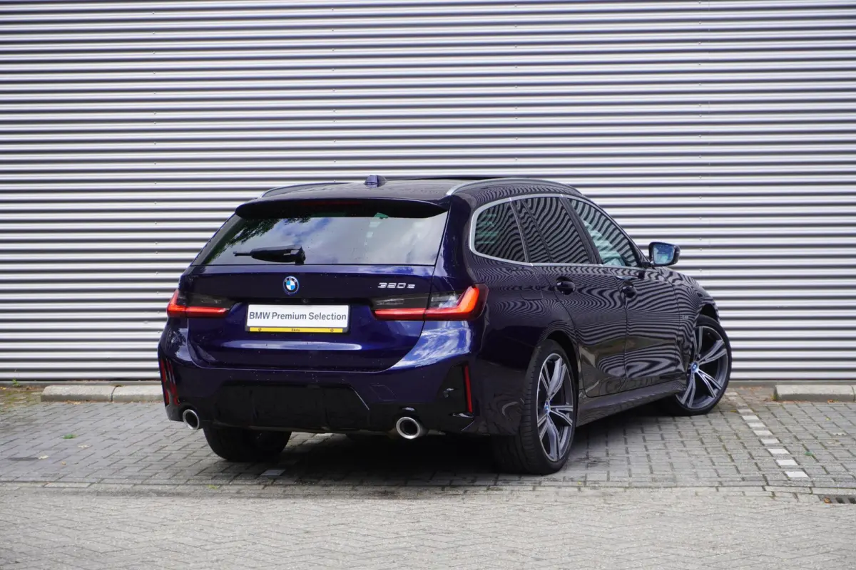 320e | M Sportpakket | Comfort Pack | Trekhaak met elektrisch wegklapbare kogel | Glazen panoramadak | HIFI System Harman Kardon | Stuurwielrand verwarmd