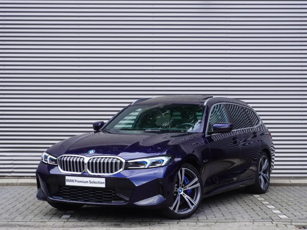 320e | M Sportpakket | Comfort Pack | Trekhaak met elektrisch wegklapbare kogel | Glazen panoramadak | HIFI System Harman Kardon | Stuurwielrand verwarmd