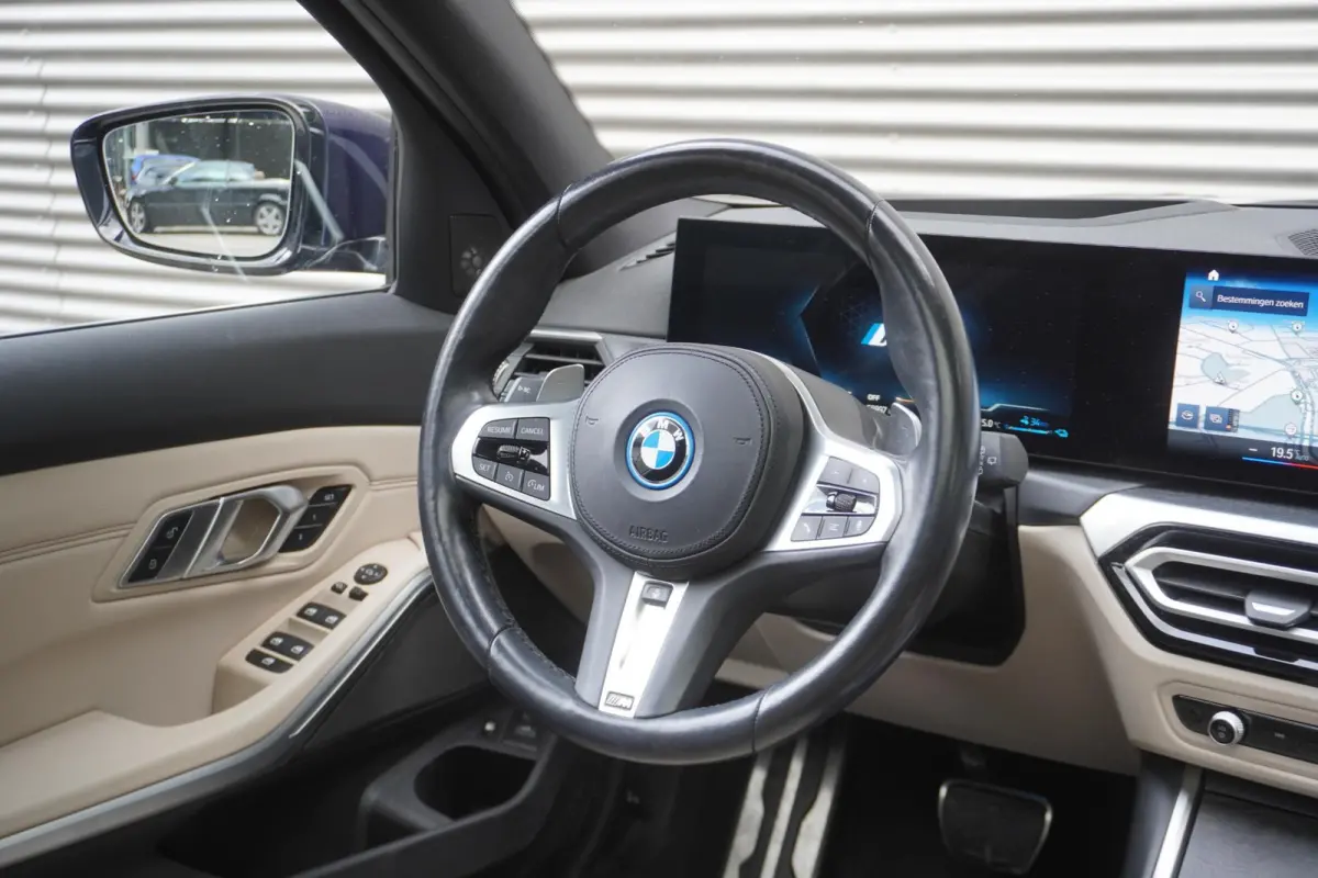 320e | M Sportpakket | Comfort Pack | Trekhaak met elektrisch wegklapbare kogel | Glazen panoramadak | HIFI System Harman Kardon | Stuurwielrand verwarmd