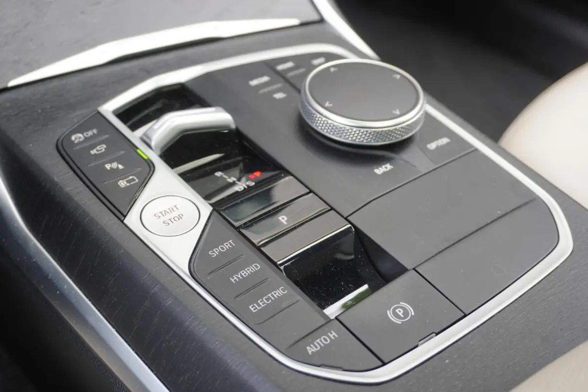 320e | M Sportpakket | Comfort Pack | Trekhaak met elektrisch wegklapbare kogel | Glazen panoramadak | HIFI System Harman Kardon | Stuurwielrand verwarmd