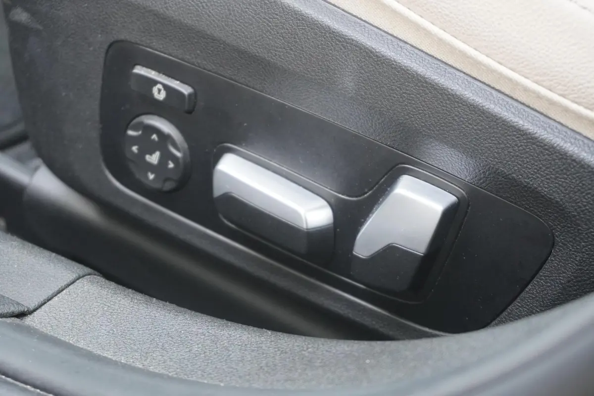 320e | M Sportpakket | Comfort Pack | Trekhaak met elektrisch wegklapbare kogel | Glazen panoramadak | HIFI System Harman Kardon | Stuurwielrand verwarmd