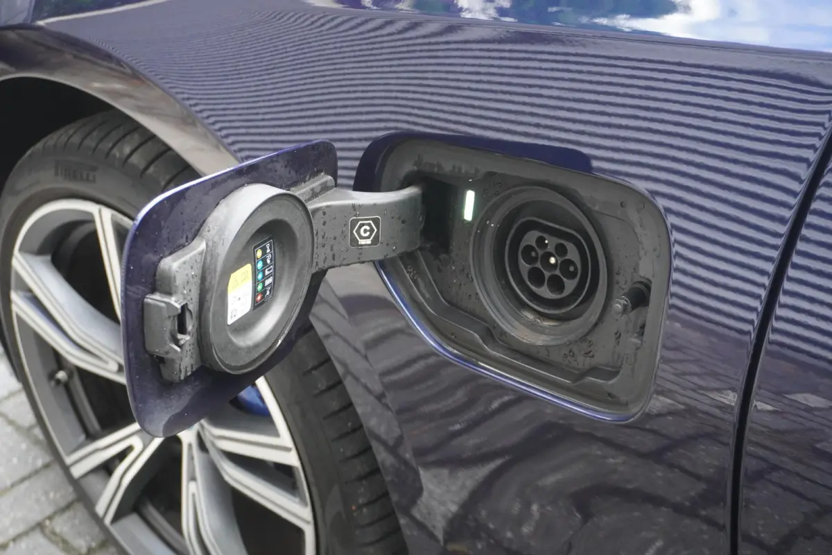 320e | M Sportpakket | Comfort Pack | Trekhaak met elektrisch wegklapbare kogel | Glazen panoramadak | HIFI System Harman Kardon | Stuurwielrand verwarmd