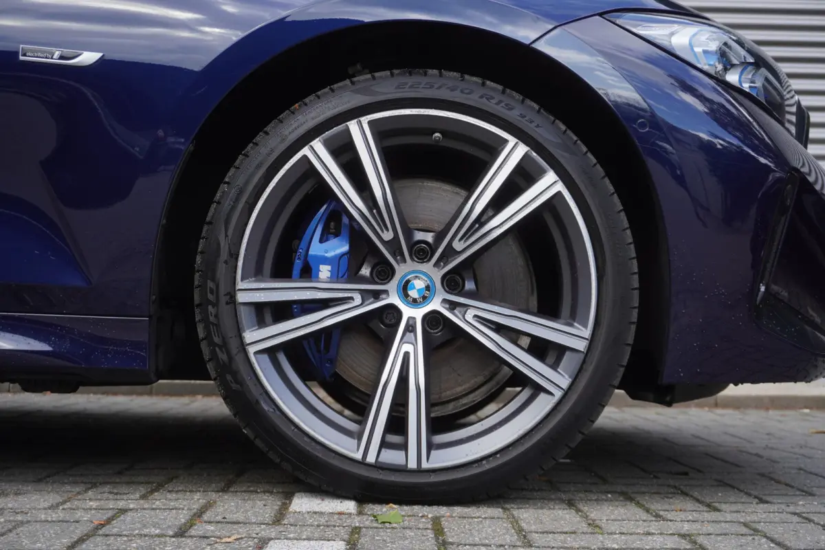 320e | M Sportpakket | Comfort Pack | Trekhaak met elektrisch wegklapbare kogel | Glazen panoramadak | HIFI System Harman Kardon | Stuurwielrand verwarmd