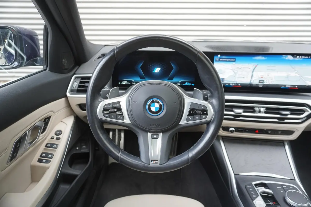 320e | M Sportpakket | Comfort Pack | Trekhaak met elektrisch wegklapbare kogel | Glazen panoramadak | HIFI System Harman Kardon | Stuurwielrand verwarmd