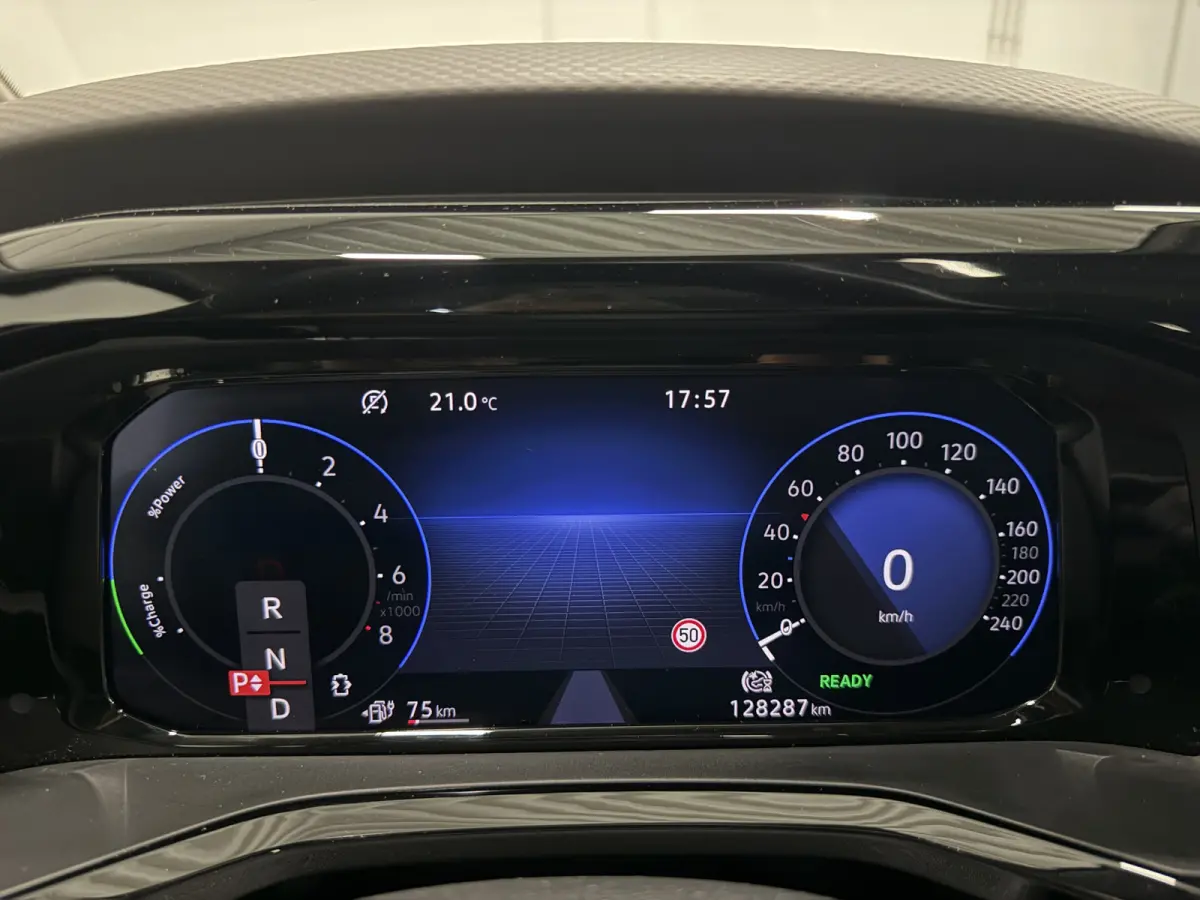 1.4 eHybrid Life 7p. PANO/IQ-LIGHT/19"/SOH 93%/CARPLAY/SFEER/ELECTR.SCHUIFDEUREN/ACC/KEYLESS/STOEL+STUURVERW/PRIVACY/ELECTR.A.KLEP/DEEP-BLACK METALLIC/VOLLEDIG VW DEALER HISTORIE