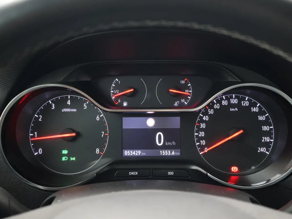 1.2 TURBO + TREKHAAK | CAMERA | DAB+ | APPLE CARPLAY | PRIVACY GLASS | LED