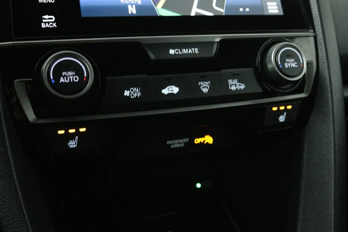 1.0 i-VTEC Elegance (TREKHAAK, DIGITALE COCKPIT, CAMERA, STOELVERWARMING, CRUISE ADAPTIEF, PARKEERSENSOREN)