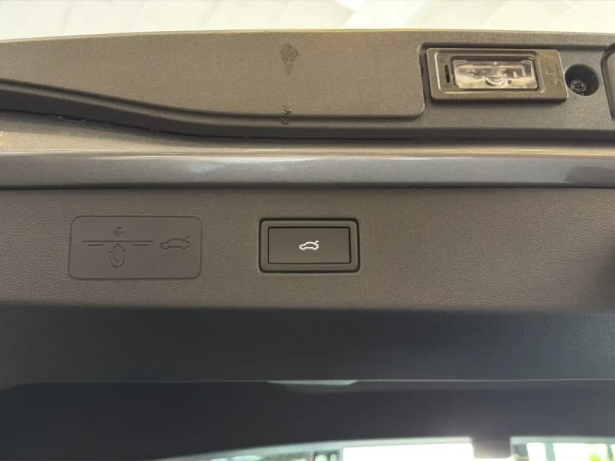 1.5 eTSI R-LINE ZWART-DAK/PANO-DAK/TREKHAAK/CAMERA/19''INCH/IQ-LIGHTS