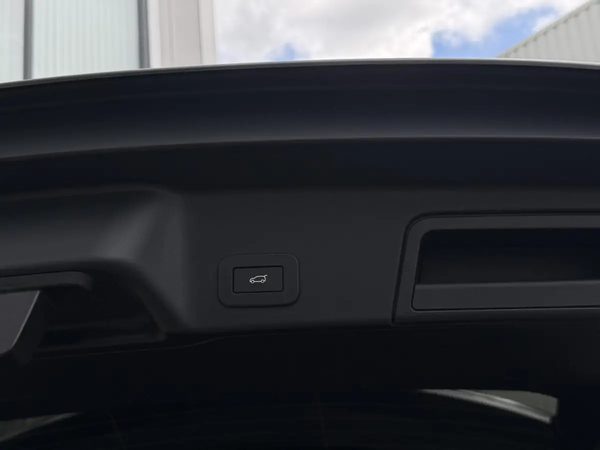 1.5 P270e SE Dynamic | NL-auto 1e eig. / Pano-schuifdak / Blackpack