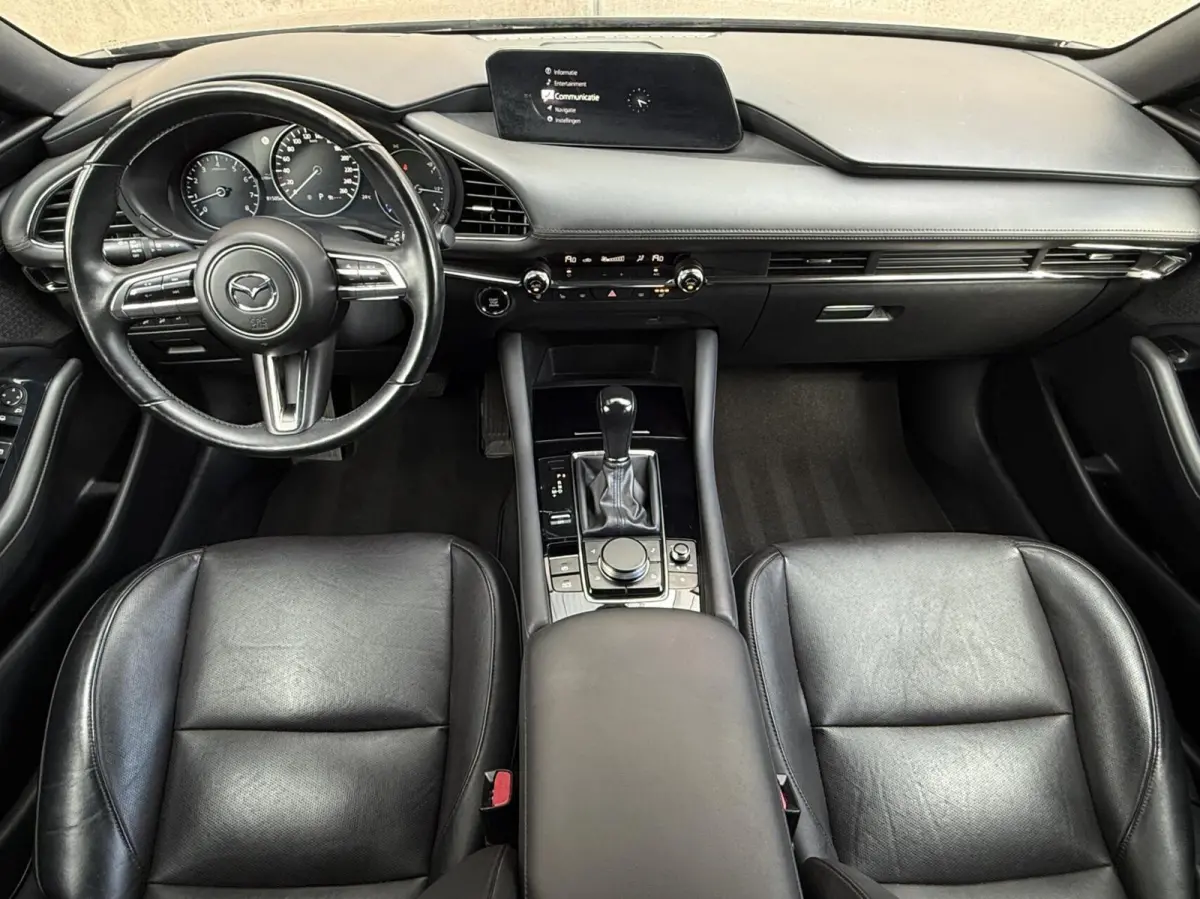 2.0 e-SkyActiv-G M Hybrid Luxury | Bose Audio | HUD | Blindspot | Adaptieve Cruise | Camera | Leder |