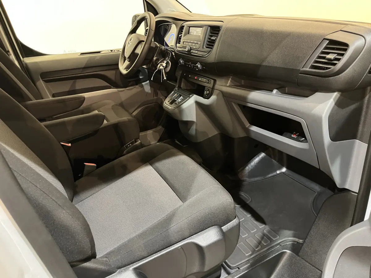 L2H1 Edition 75 kWh / 100% Elektrisch !! / Servicebus / Kast-inrichting / Airco / Cruise Control / PDC / 3-Zits / 21.400 KM !!