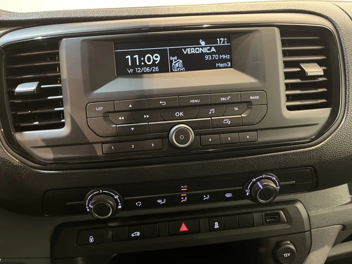 L2H1 Edition 75 kWh / 100% Elektrisch !! / Servicebus / Kast-inrichting / Airco / Cruise Control / PDC / 3-Zits / 21.400 KM !!