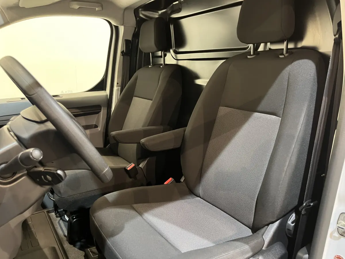 L2H1 Edition 75 kWh / 100% Elektrisch !! / Servicebus / Kast-inrichting / Airco / Cruise Control / PDC / 3-Zits / 21.400 KM !!