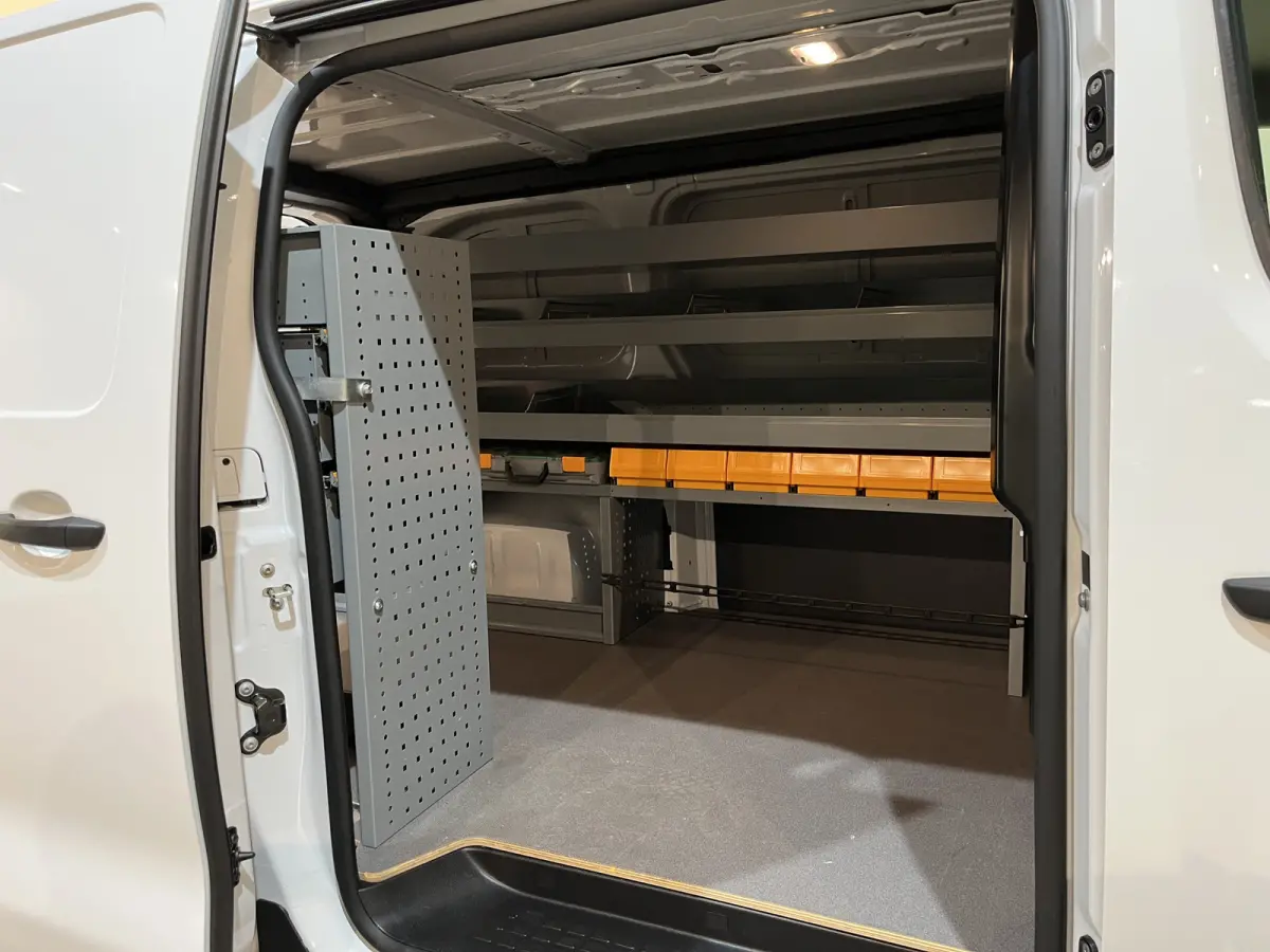 L2H1 Edition 75 kWh / 100% Elektrisch !! / Servicebus / Kast-inrichting / Airco / Cruise Control / PDC / 3-Zits / 21.400 KM !!