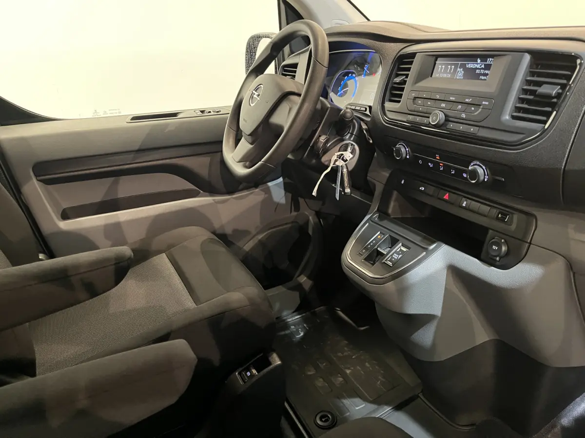 L2H1 Edition 75 kWh / 100% Elektrisch !! / Servicebus / Kast-inrichting / Airco / Cruise Control / PDC / 3-Zits / 21.400 KM !!