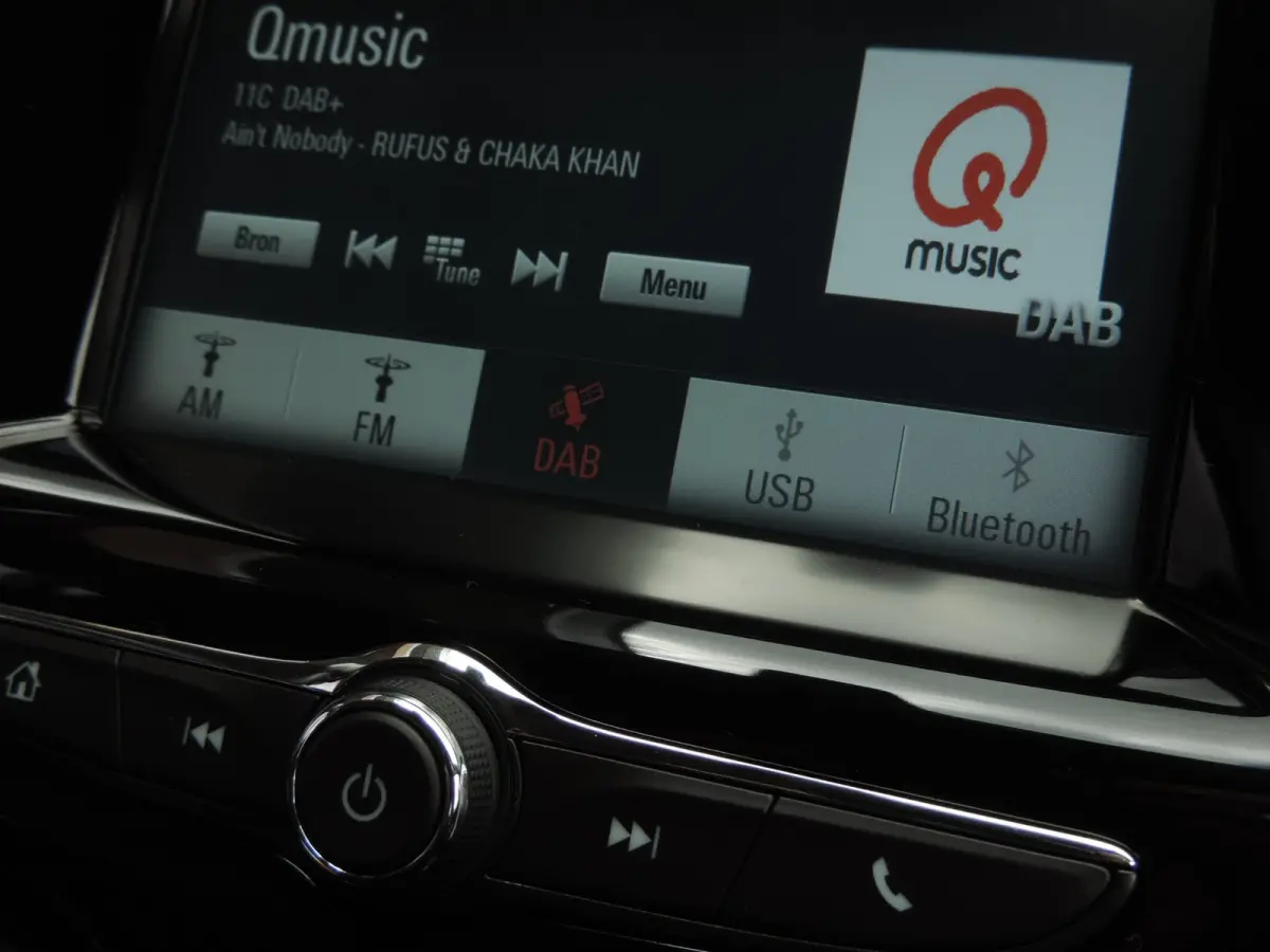 1.0 Online Edition 42.000km | CarPlay | PDC | 15'' | Priv.glas | Cruise contr | DAB | Bluetooth