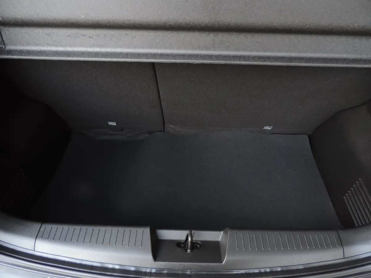 1.0 Online Edition 42.000km | CarPlay | PDC | 15'' | Priv.glas | Cruise contr | DAB | Bluetooth