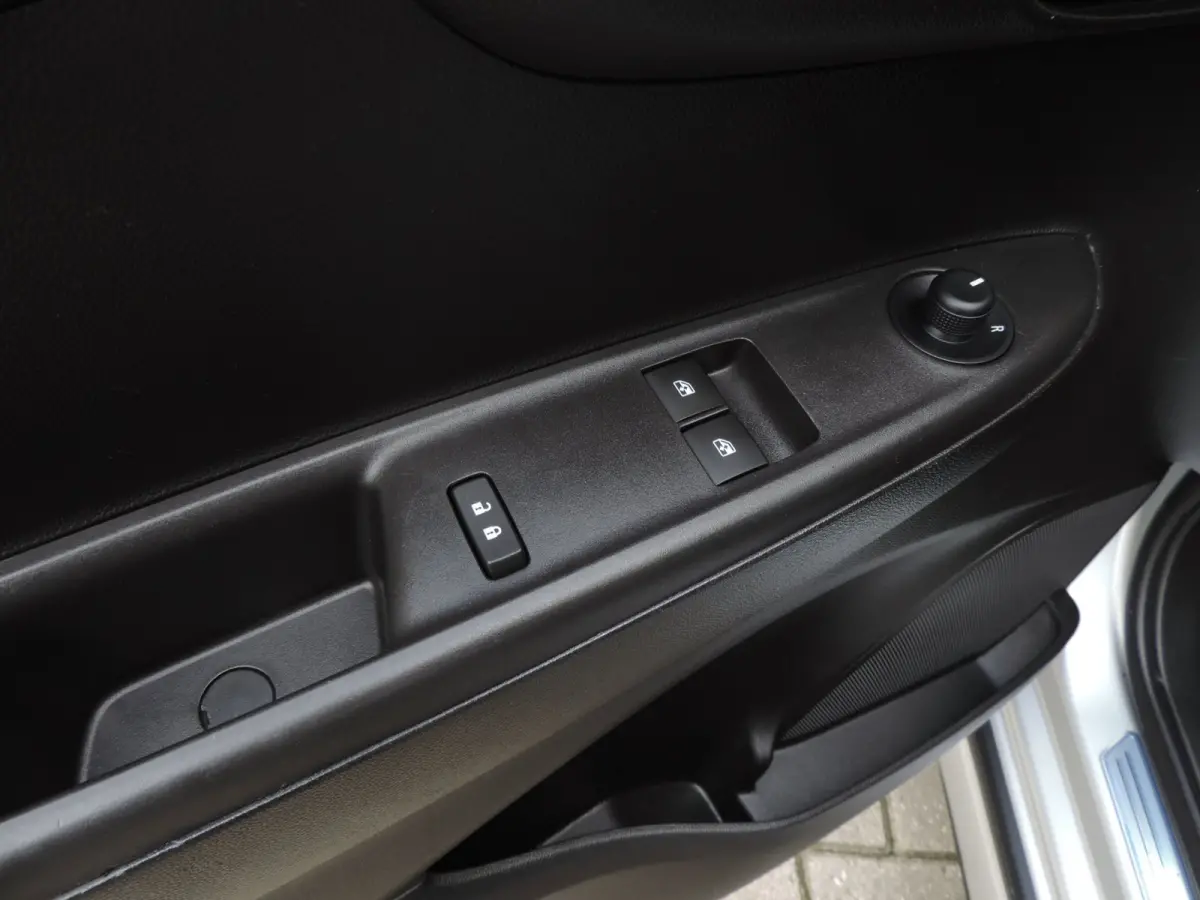 1.0 Online Edition 42.000km | CarPlay | PDC | 15'' | Priv.glas | Cruise contr | DAB | Bluetooth