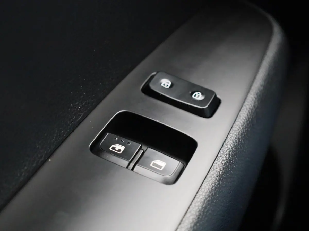 1.0 MPI 67 Pure | APPLE CARPLAY | AIRCO | BLUETOOTH | CENTRALE DEUR VERGRENDELING | 5-DEURS | RADIO | MULTIFUNCTIONEEL STUURWIEL |