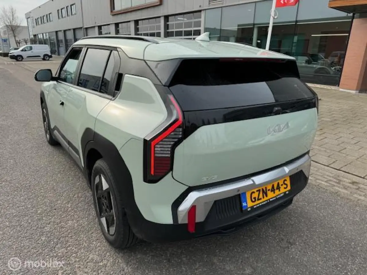Plus Nieuwprijs € 39.950,- nu € 4.000,- Demo korting , € 29.700 ex btw , Volledig electrisch rijden , mooie luxe uitvoering 7 jaar fabrieks garantie