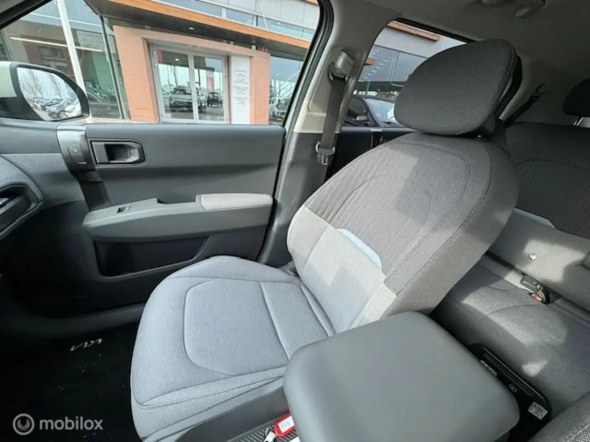 Plus Nieuwprijs € 39.950,- nu € 4.000,- Demo korting , € 29.700 ex btw , Volledig electrisch rijden , mooie luxe uitvoering 7 jaar fabrieks garantie