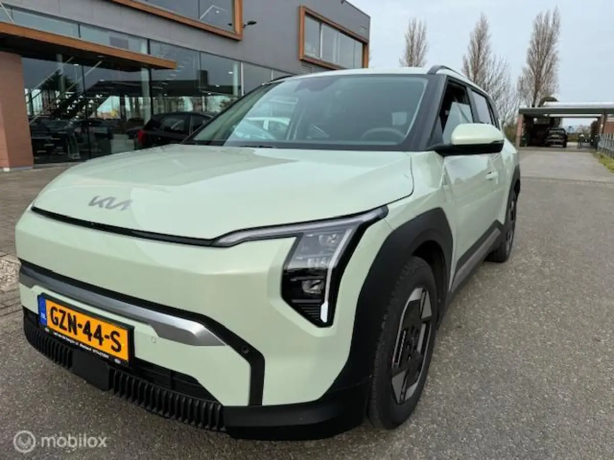Plus Nieuwprijs € 39.950,- nu € 4.000,- Demo korting , € 29.700 ex btw , Volledig electrisch rijden , mooie luxe uitvoering 7 jaar fabrieks garantie