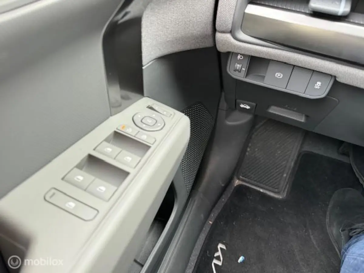 Plus Nieuwprijs € 39.950,- nu € 4.000,- Demo korting , € 29.700 ex btw , Volledig electrisch rijden , mooie luxe uitvoering 7 jaar fabrieks garantie